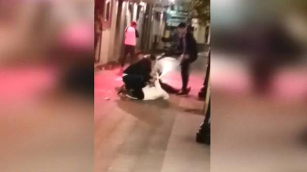 Salvaje agresión de un hombre armado con un cuchillo en Fomento, en Gijón