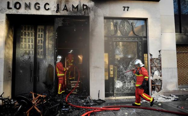 Francia prohíbe a los 'chalecos amarillos' manifestarse en los Campos Elíseos