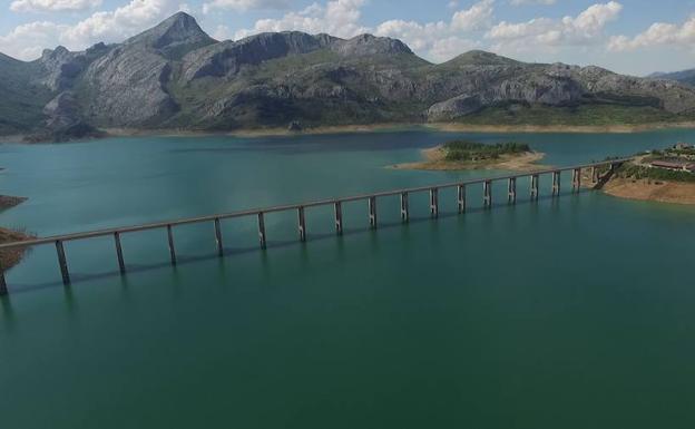 La CHD programa un caudal generador en los embalses leoneses Riaño y Barrios de Luna