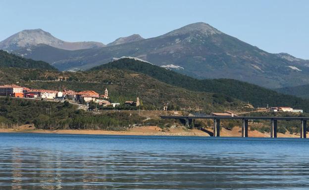 La CHD aclara que la avenida en Riaño y Barrios de Luna «no supone despilfarro alguno» al estar por encima de niveles de resguardo