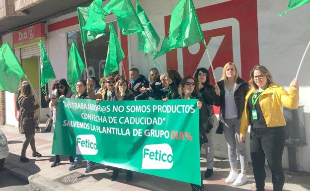 La plantilla de DIA en León inicia sus movilizaciones para evitar el cierre de ocho 'súper' en León