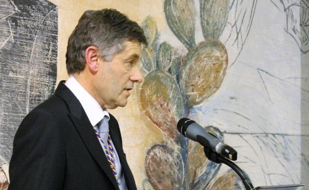 José María Eirós aboga por la «vacuna universal contra la gripe» en su incorporación al Avetcyl