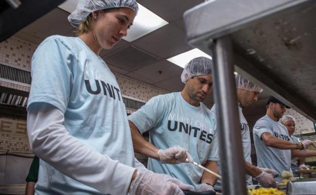 Garbiñe Muguruza y David Ferrer ayudan en un comedor social