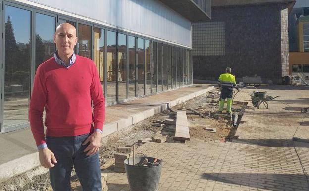 Diez denuncia que «la nefasta gestión de Silván» hace que no haya acabado «ni una obra en tiempo y forma»