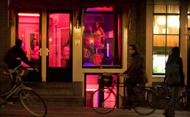 Ámsterdam prohibirá las visitas en grupo al barrio rojo