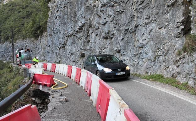 Fomento prepara la N-625 para iniciar la reparación del argayo de Los Beyos con 1,6 millones de euros