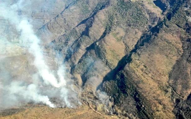 Medios aéreos y terrestres dan por controlado un aparatoso incendio en Valdepiélago