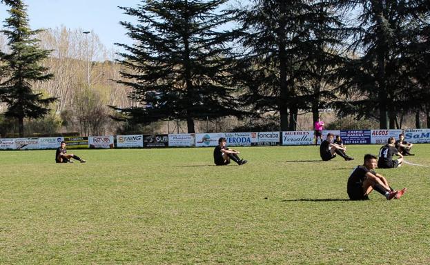 El CD Ejido hace una 'sentada' ante la «nula» implicación del Ayuntamiento de León en el césped de la Granja