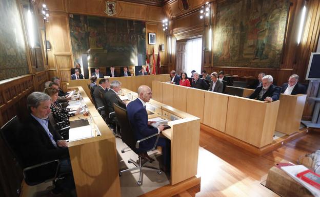 El rifirrafe del pleno de la Diputación: «No le voy a tolerar que me diga que me calle»