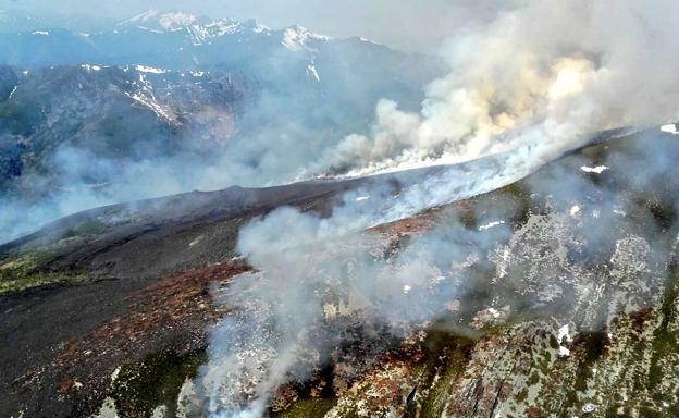 Un incendio forestal en Anllarinos del Sil obliga a intervenir a cinco medios aéreos de la Junta