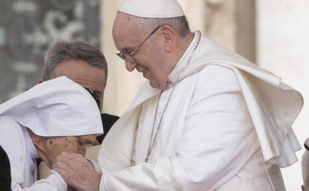 El Papa evitó los besos en el anillo «por higiene»