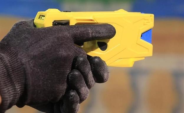 Piden armar con 'pistolas eléctricas' a los funcionarios de prisiones para que se defiendan de los presos