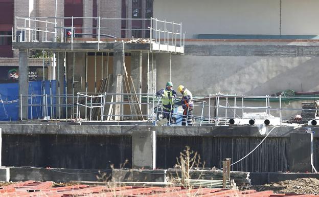 La integración del AVE en León avanza con los trabajos de control en la superestructura en la obra