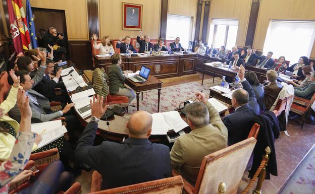 La oposición del Ayuntamiento León estalla: «Se aprueban facturas sin publicidad ni contratos. Se creen que están en su casa particular»