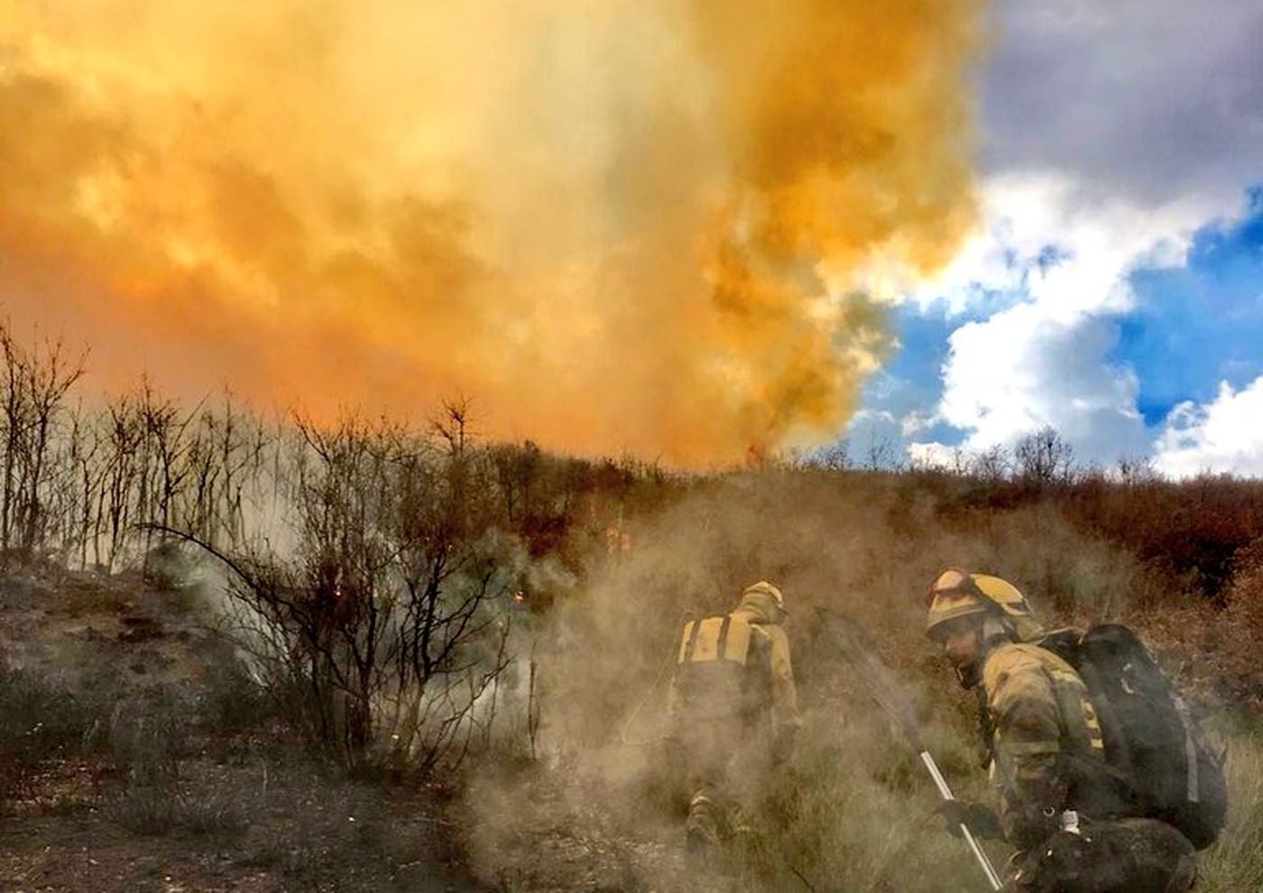 Medios aéreos trabajan para atajar y extinguir un incendio en Silván