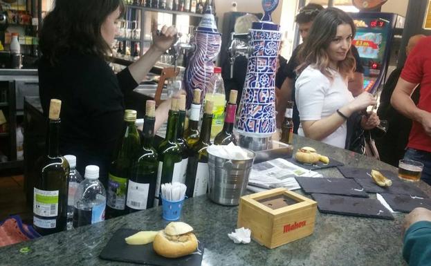 Cientos de personas se acercan a probar las recetas de la Feria de la Tapa de Veguellina de Órbigo