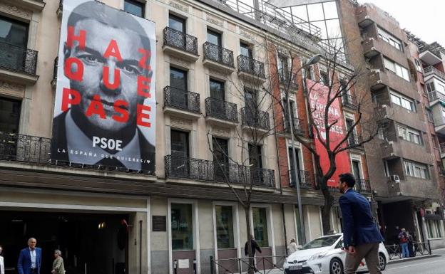 El lema electoral del PSOE 'Haz que pase' se topa con la polémica