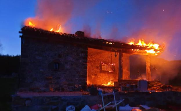 Un incendio calcina una cabaña rehabilitada como vivienda en Maraña