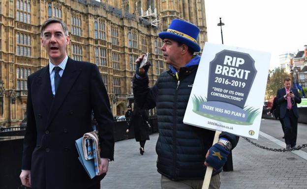 El Parlamento añade otro obstáculo al 'brexit' sin acuerdo