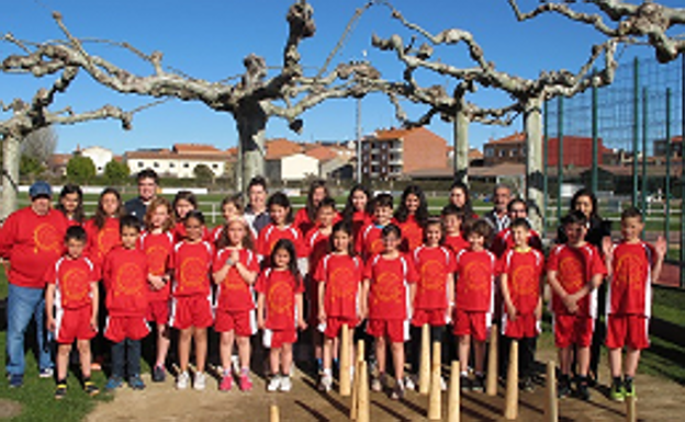 La escuela deportiva de deportes autóctonos de Santa María del Páramo recibe su equipación de competición