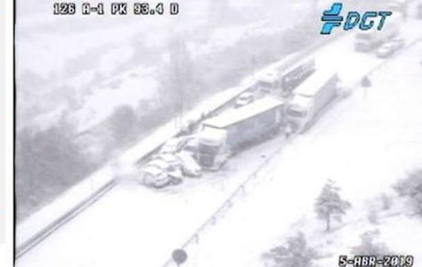 Atasco en la A-1 en el puerto entre Madrid y Segovia por una colisión de diez vehículos en plena nevada