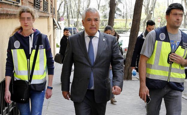 El presidente de Ausbanc, a 200.000 euros de salir de prisión