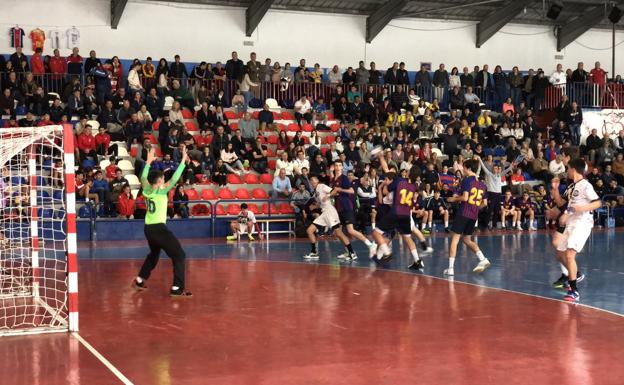 El Ademar, a la final de la Mini Copa eliminando al Barça de penalti con reloj a 'cero'