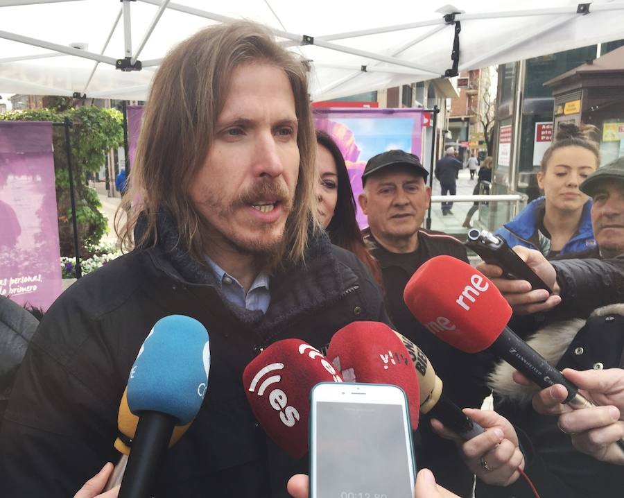 El candidato de Podemos a la Junta, Pablo Fernández, visita Ponferrada