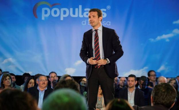 Casado advierte de que no dimitirá por severo que sea el retroceso del PP en las urnas