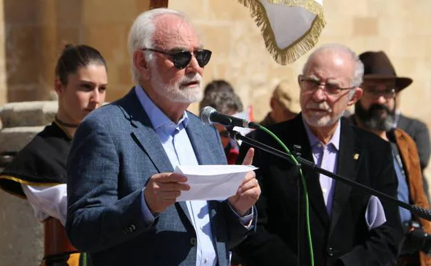 Juan Pedro Aparicio y José Maria Merino, dan lectura a los Decreta.