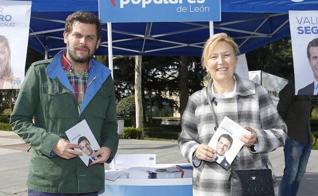 Los candidatos del PP cumplen con la tradicional visita al rastro dominical