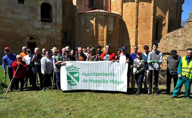 Promonumenta y los vecinos de Mansilla Mayor colaboran en el mantenimiento del monasterio de Sandoval