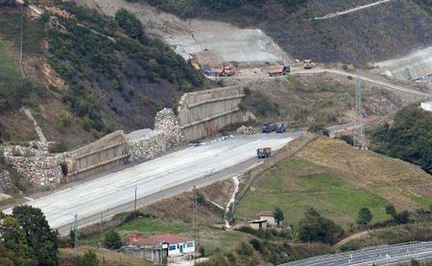 Fomento diseña una nueva obra para asegurar la ladera de Campomanes que amenaza a la Variante de Pajares