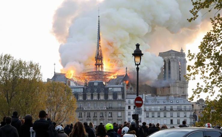 Espectacular incendio en Notre Dame
