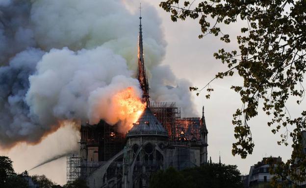 Se derrumba la emblemática aguja de la catedral Notre Dame