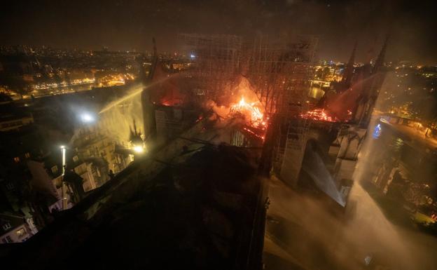 La actuación de los 400 efectivos de bomberos en el fuego de Notre Dame