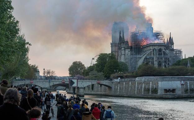 Leoneses en París: «Notre Dame ardiendo y, de fondo, la Torre Eiffel centelleando. Fue sobrecogedor y terrible»