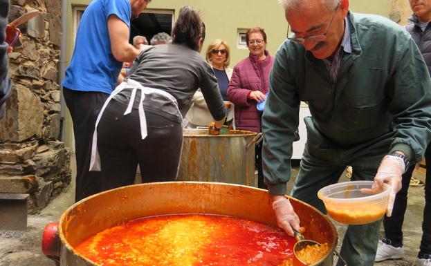 La Bañeza revive la tradición del 'Santo Potajero' en medio del fervor popular
