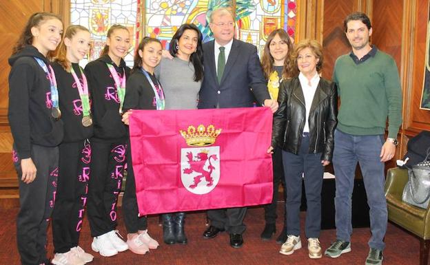 Silván recibe a la «nueva generación» del Ritmo que ha recuperado la hegemonía en la Copa de la Reina