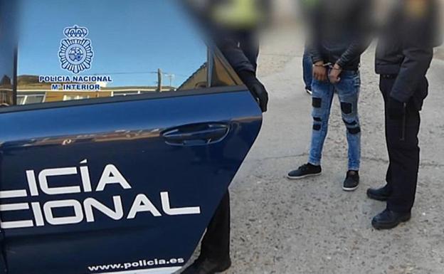 Se atrinchera armado con sus dos hijos para exigir a su expareja que le traiga droga en Alicante