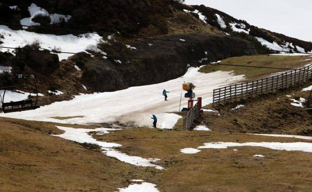 Una tromba de agua deja al mínimo la nieve en las pistas de esquí de Valgrande-Pajares