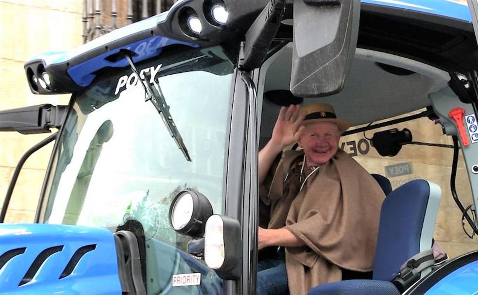 Peregrinos en tractor «por el campo»