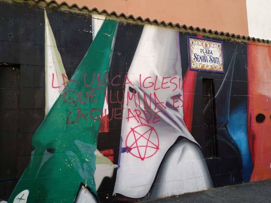 Astorga amanece con pintadas sobre las imágenes de su Plaza de la Semana Santa