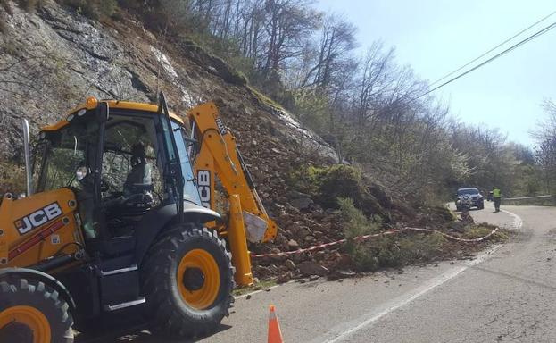 Un argayo corta el tráfico de un carril entre Soto y Posada de Valdeón, en Picos de Europa