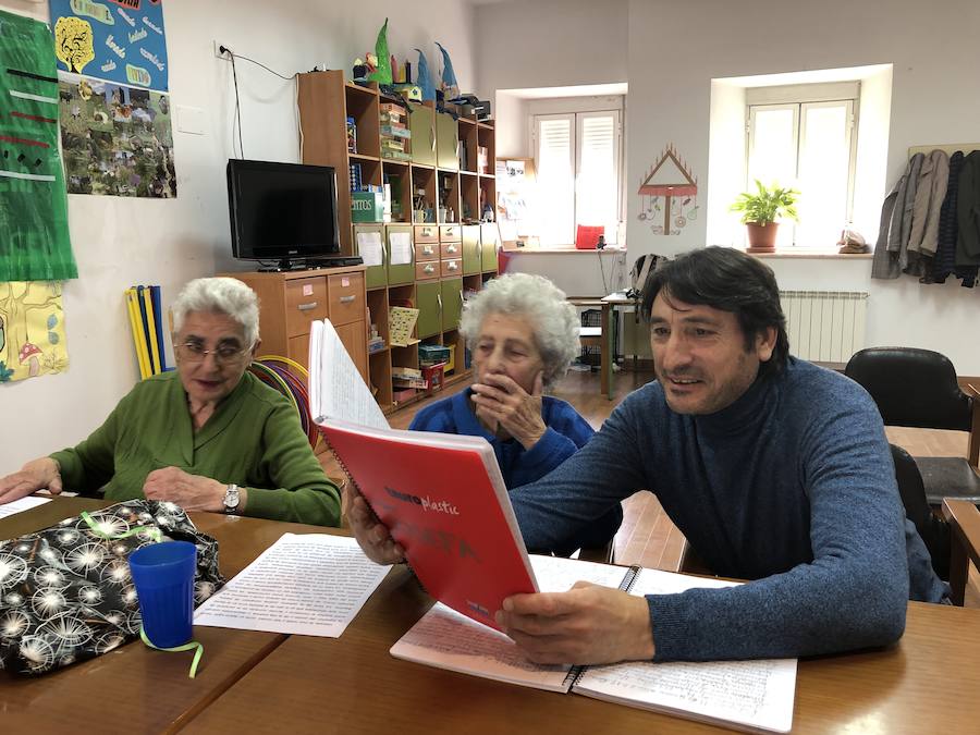 El actor Carmelo Gómez visita y muestra su apoyo a la Unidad de Respiro de Alzheimer León en la localidad de Cea