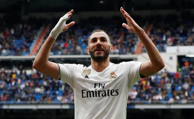 Benzema celebra uno de los tres goles que le endosó al Athletic. /Susana Vera (Reuters)