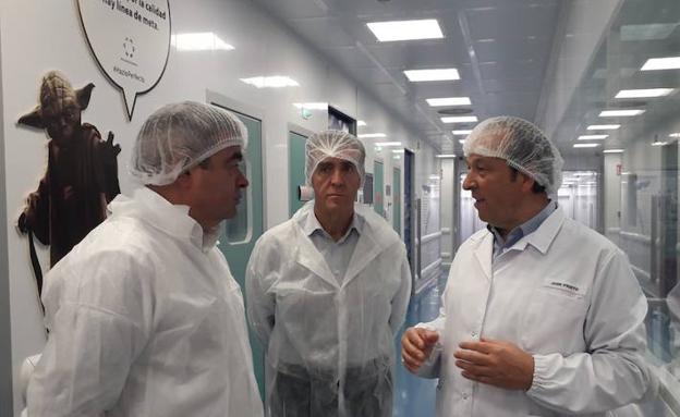 Justo Fernández defiende en su visita a Leon Farma el apoyo firme al tejido industrial de la provincia