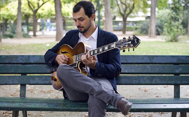 El guitarrista francés Romain Pilon, actuará, este viernes, en el salón de actos de la Escuela +Qmúsica