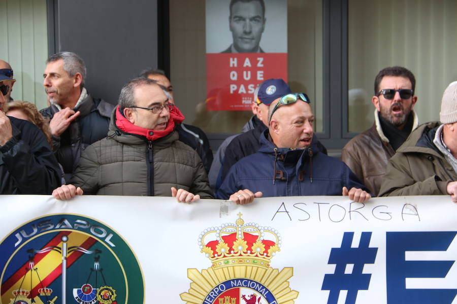 Protesta de Jusapol a las puertas del PSOE