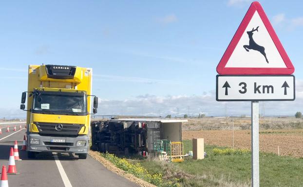 El conductor de un camión pierde el control y vuelca en el acceso a la León-Valladolid en Santas Martas